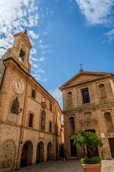 Adriyatik Denizi kıyısından yükselir ve Tesino Nehri 'nin ağzının kuzeyinde yer alır. Kasaba sahil boyunca çevredeki tepelerin yamaçlarına kadar uzanır..