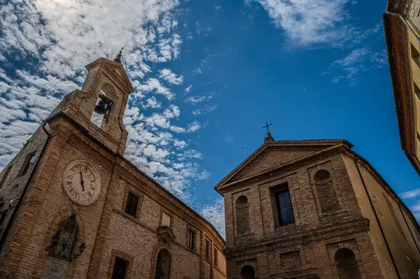 Adriyatik Denizi kıyısından yükselir ve Tesino Nehri 'nin ağzının kuzeyinde yer alır. Kasaba sahil boyunca çevredeki tepelerin yamaçlarına kadar uzanır..