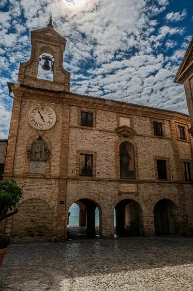 Adriyatik Denizi kıyısından yükselir ve Tesino Nehri 'nin ağzının kuzeyinde yer alır. Kasaba sahil boyunca çevredeki tepelerin yamaçlarına kadar uzanır..