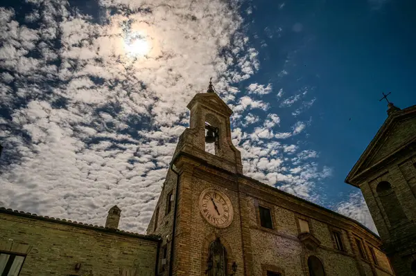 Adriyatik Denizi kıyısından yükselir ve Tesino Nehri 'nin ağzının kuzeyinde yer alır. Kasaba sahil boyunca çevredeki tepelerin yamaçlarına kadar uzanır..