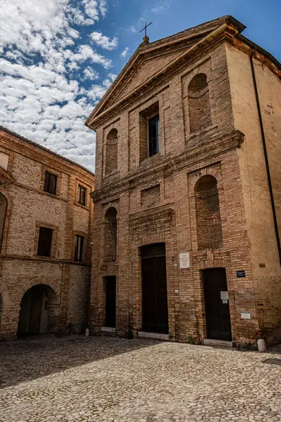 Adriyatik Denizi kıyısından yükselir ve Tesino Nehri 'nin ağzının kuzeyinde yer alır. Kasaba sahil boyunca çevredeki tepelerin yamaçlarına kadar uzanır..
