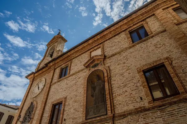 Adriyatik Denizi kıyısından yükselir ve Tesino Nehri 'nin ağzının kuzeyinde yer alır. Kasaba sahil boyunca çevredeki tepelerin yamaçlarına kadar uzanır..