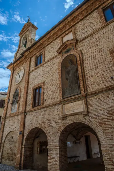Adriyatik Denizi kıyısından yükselir ve Tesino Nehri 'nin ağzının kuzeyinde yer alır. Kasaba sahil boyunca çevredeki tepelerin yamaçlarına kadar uzanır..