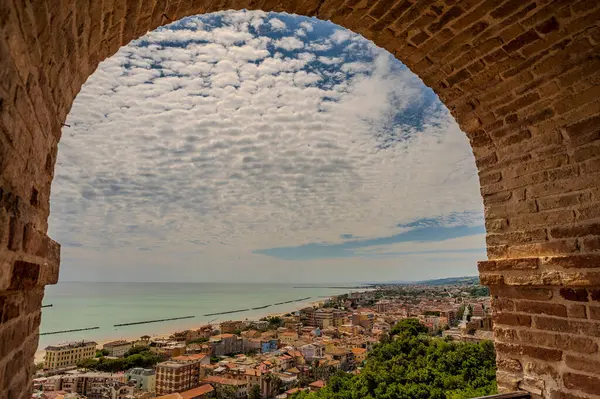 Adriyatik Denizi kıyısından yükselir ve Tesino Nehri 'nin ağzının kuzeyinde yer alır. Kasaba sahil boyunca çevredeki tepelerin yamaçlarına kadar uzanır..