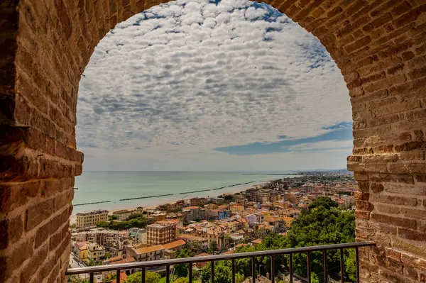 Adriyatik Denizi kıyısından yükselir ve Tesino Nehri 'nin ağzının kuzeyinde yer alır. Kasaba sahil boyunca çevredeki tepelerin yamaçlarına kadar uzanır..