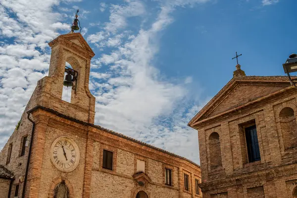 Adriyatik Denizi kıyısından yükselir ve Tesino Nehri 'nin ağzının kuzeyinde yer alır. Kasaba sahil boyunca çevredeki tepelerin yamaçlarına kadar uzanır..