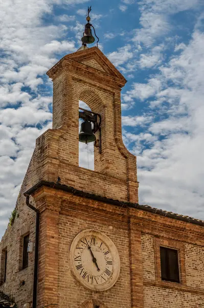 Adriyatik Denizi kıyısından yükselir ve Tesino Nehri 'nin ağzının kuzeyinde yer alır. Kasaba sahil boyunca çevredeki tepelerin yamaçlarına kadar uzanır..