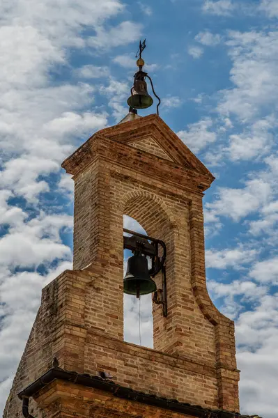 Adriyatik Denizi kıyısından yükselir ve Tesino Nehri 'nin ağzının kuzeyinde yer alır. Kasaba sahil boyunca çevredeki tepelerin yamaçlarına kadar uzanır..