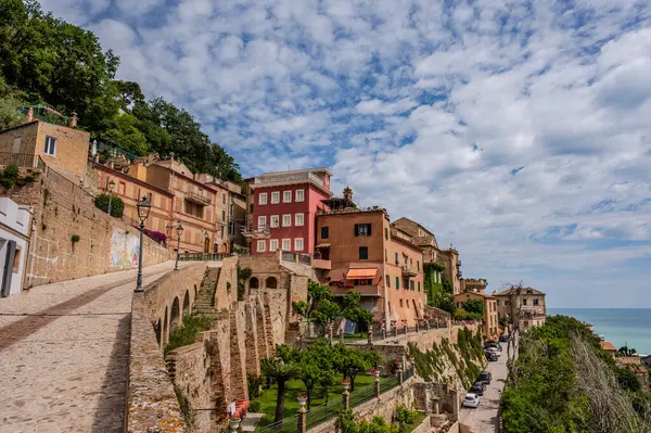 Adriyatik Denizi kıyısından yükselir ve Tesino Nehri 'nin ağzının kuzeyinde yer alır. Kasaba sahil boyunca çevredeki tepelerin yamaçlarına kadar uzanır..