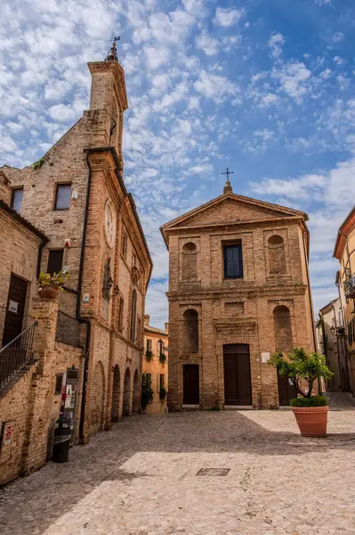 Adriyatik Denizi kıyısından yükselir ve Tesino Nehri 'nin ağzının kuzeyinde yer alır. Kasaba sahil boyunca çevredeki tepelerin yamaçlarına kadar uzanır..