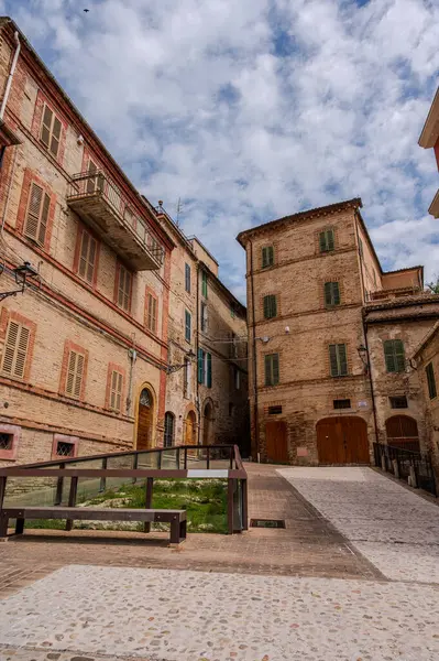Adriyatik Denizi kıyısından yükselir ve Tesino Nehri 'nin ağzının kuzeyinde yer alır. Kasaba sahil boyunca çevredeki tepelerin yamaçlarına kadar uzanır..