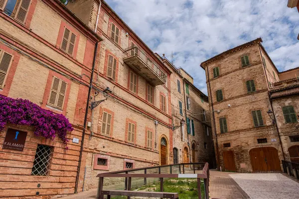 Adriyatik Denizi kıyısından yükselir ve Tesino Nehri 'nin ağzının kuzeyinde yer alır. Kasaba sahil boyunca çevredeki tepelerin yamaçlarına kadar uzanır..