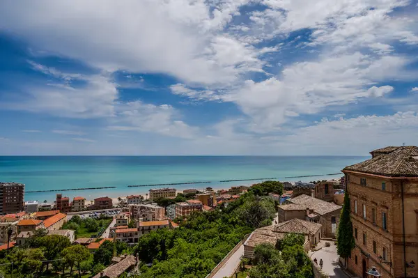 Adriyatik Denizi kıyısından yükselir ve Tesino Nehri 'nin ağzının kuzeyinde yer alır. Kasaba sahil boyunca çevredeki tepelerin yamaçlarına kadar uzanır..