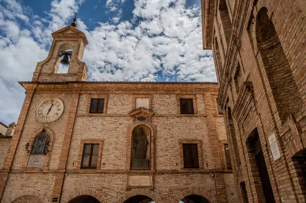 Adriyatik Denizi kıyısından yükselir ve Tesino Nehri 'nin ağzının kuzeyinde yer alır. Kasaba sahil boyunca çevredeki tepelerin yamaçlarına kadar uzanır..