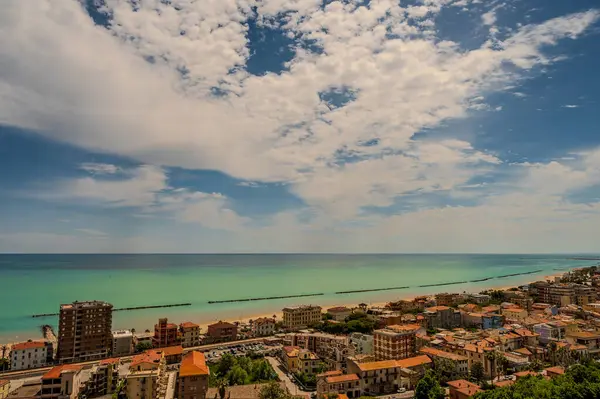 Adriyatik Denizi kıyısından yükselir ve Tesino Nehri 'nin ağzının kuzeyinde yer alır. Kasaba sahil boyunca çevredeki tepelerin yamaçlarına kadar uzanır..