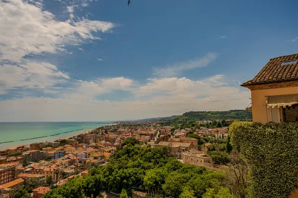 Adriyatik Denizi kıyısından yükselir ve Tesino Nehri 'nin ağzının kuzeyinde yer alır. Kasaba sahil boyunca çevredeki tepelerin yamaçlarına kadar uzanır..