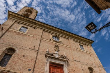 Santa Lucia Kilisesi Papa V. Sixtus tarafından, gelecekteki papanın doğduğu Peretti ailesinin mütevazı evinin bulunduğu yerde görevlendirildi ve doğum gününün koruyucu azizine adanmıştır..