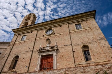 Santa Lucia Kilisesi Papa V. Sixtus tarafından, gelecekteki papanın doğduğu Peretti ailesinin mütevazı evinin bulunduğu yerde görevlendirildi ve doğum gününün koruyucu azizine adanmıştır..