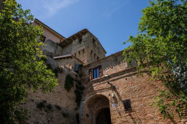 Kaynaklar, tepedeki yerleşim yerinin 11. yüzyıldan başladığına dair haberler bildiriyor, ancak kalenin kökeni 8. ve 9. yüzyıllara dayanıyor olabilir..