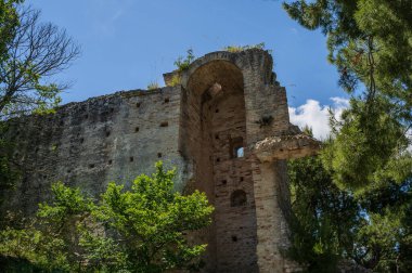 Kaynaklar, tepedeki yerleşim yerinin 11. yüzyıldan başladığına dair haberler bildiriyor, ancak kalenin kökeni 8. ve 9. yüzyıllara dayanıyor olabilir..