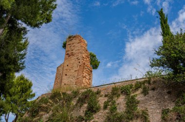 Kaynaklar, tepedeki yerleşim yerinin 11. yüzyıldan başladığına dair haberler bildiriyor, ancak kalenin kökeni 8. ve 9. yüzyıllara dayanıyor olabilir..