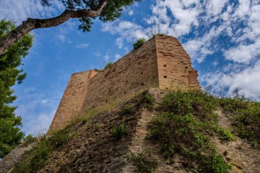 Kaynaklar, tepedeki yerleşim yerinin 11. yüzyıldan başladığına dair haberler bildiriyor, ancak kalenin kökeni 8. ve 9. yüzyıllara dayanıyor olabilir..