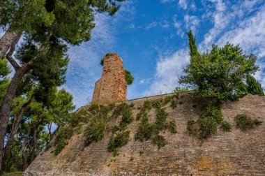 Kaynaklar, tepedeki yerleşim yerinin 11. yüzyıldan başladığına dair haberler bildiriyor, ancak kalenin kökeni 8. ve 9. yüzyıllara dayanıyor olabilir..