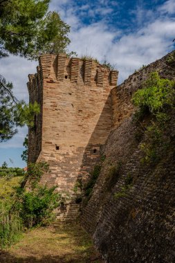 Kaynaklar, tepedeki yerleşim yerinin 11. yüzyıldan başladığına dair haberler bildiriyor, ancak kalenin kökeni 8. ve 9. yüzyıllara dayanıyor olabilir..