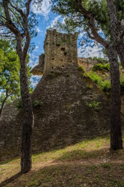 Kaynaklar, tepedeki yerleşim yerinin 11. yüzyıldan başladığına dair haberler bildiriyor, ancak kalenin kökeni 8. ve 9. yüzyıllara dayanıyor olabilir..