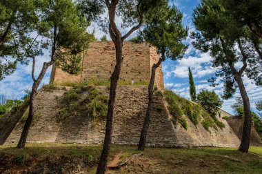 Kaynaklar, tepedeki yerleşim yerinin 11. yüzyıldan başladığına dair haberler bildiriyor, ancak kalenin kökeni 8. ve 9. yüzyıllara dayanıyor olabilir..