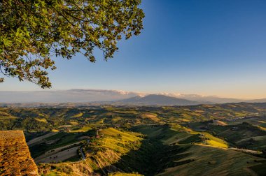 İtalya 'nın doğusunda yer alan Marş, Apennine dağları ile Adriyatik Denizi arasında yükselir..