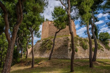 Kaynaklar, tepedeki yerleşim yerinin 11. yüzyıldan başladığına dair haberler bildiriyor, ancak kalenin kökeni 8. ve 9. yüzyıllara dayanıyor olabilir..