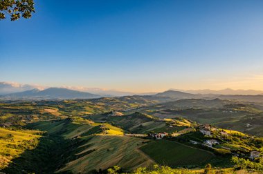 İtalya 'nın doğusunda yer alan Marş, Apennine dağları ile Adriyatik Denizi arasında yükselir..