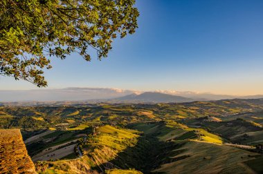 İtalya 'nın doğusunda yer alan Marş, Apennine dağları ile Adriyatik Denizi arasında yükselir..