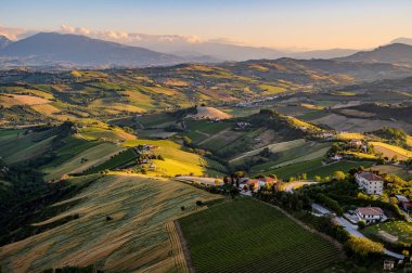 İtalya 'nın doğusunda yer alan Marş, Apennine dağları ile Adriyatik Denizi arasında yükselir..