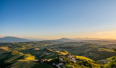 İtalya 'nın doğusunda yer alan Marş, Apennine dağları ile Adriyatik Denizi arasında yükselir..