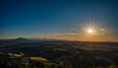 İtalya 'nın doğusunda yer alan Marş, Apennine dağları ile Adriyatik Denizi arasında yükselir..