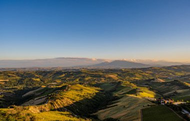 İtalya 'nın doğusunda yer alan Marş, Apennine dağları ile Adriyatik Denizi arasında yükselir..