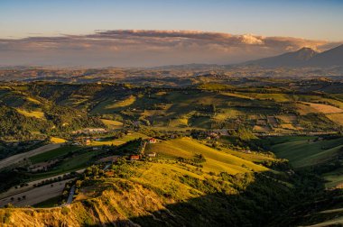İtalya 'nın doğusunda yer alan Marş, Apennine dağları ile Adriyatik Denizi arasında yükselir..