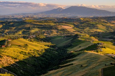 İtalya 'nın doğusunda yer alan Marş, Apennine dağları ile Adriyatik Denizi arasında yükselir..