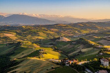 İtalya 'nın doğusunda yer alan Marş, Apennine dağları ile Adriyatik Denizi arasında yükselir..