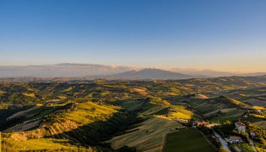 İtalya 'nın doğusunda yer alan Marş, Apennine dağları ile Adriyatik Denizi arasında yükselir..