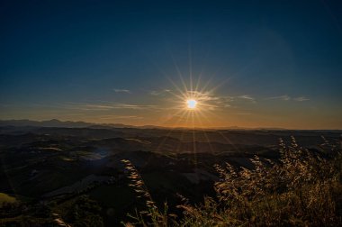 İtalya 'nın doğusunda yer alan Marş, Apennine dağları ile Adriyatik Denizi arasında yükselir..