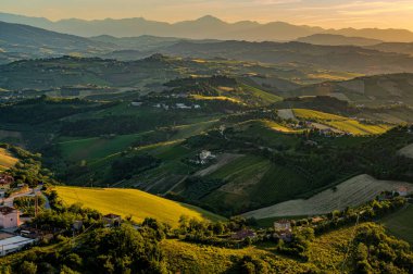 İtalya 'nın doğusunda yer alan Marş, Apennine dağları ile Adriyatik Denizi arasında yükselir..