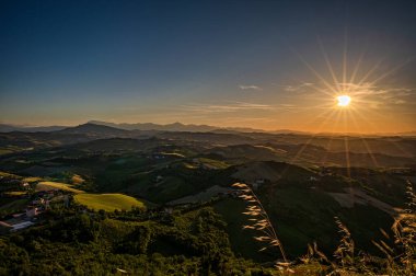 İtalya 'nın doğusunda yer alan Marş, Apennine dağları ile Adriyatik Denizi arasında yükselir..