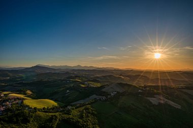 İtalya 'nın doğusunda yer alan Marş, Apennine dağları ile Adriyatik Denizi arasında yükselir..