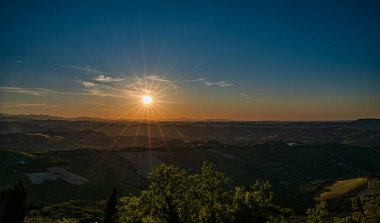 İtalya 'nın doğusunda yer alan Marş, Apennine dağları ile Adriyatik Denizi arasında yükselir..