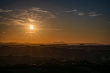 İtalya 'nın doğusunda yer alan Marş, Apennine dağları ile Adriyatik Denizi arasında yükselir..