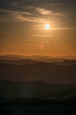 İtalya 'nın doğusunda yer alan Marş, Apennine dağları ile Adriyatik Denizi arasında yükselir..