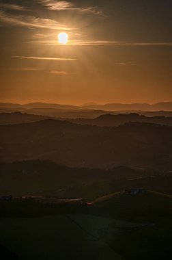 İtalya 'nın doğusunda yer alan Marş, Apennine dağları ile Adriyatik Denizi arasında yükselir..